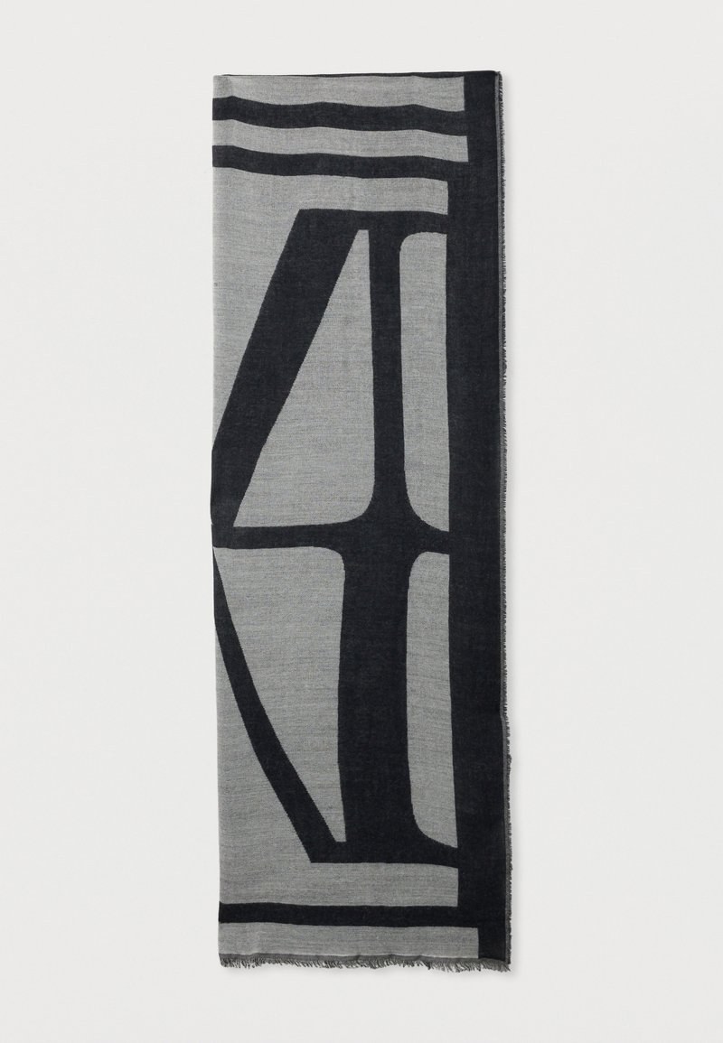 Grå rektangulær skjerf med abstrakte, dristige svarte geometriske former og en tynn frynse langs kantene, lagt flat og brettet vertikalt.