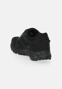 Schwarzer Sportschuh mit strukturiertem Obermaterial, gepolstertem Schaft und Gummisohle mit Profil für besseren Halt. Reflexdetails an der Seite.