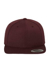 Căciulă snapback bordo cu o vizieră plată, design structurat, material texturat și un logo circular argintiu pe partea din față.