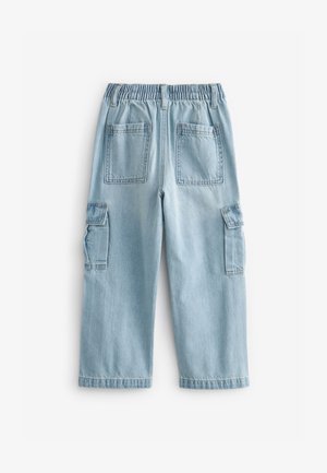 Világoskék farmer cargo nadrág, rugalmas derékkal, két hátsó zsebével és két oldalsó cargo zsebével. Simafelszínű és egyenes szárú kialakítás.