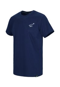 Navyblauwe katoenen t-shirt met korte mouwen en een ronde hals. Heeft een klein wit logo op de borst en een label aan de onderkant links.