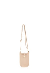 Beige leren schoudertas met een gestructureerde afwerking, rechthoekige vorm, drukknoopsluiting en verstelbare schouderband met gouden hardware.