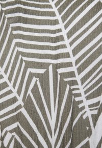Stof met bladerenpatroon met afwisselend olijfgroene en witte strepen, met een textuur oppervlak. Het ontwerp benadrukt geometrische plantvormen.