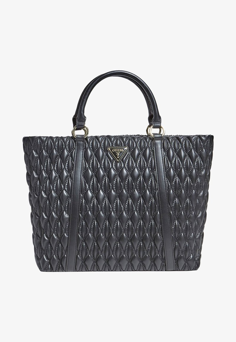 Sac cabas en cuir noir matelassé avec double poignée et quincaillerie dorée, avec une plaque logo Guess triangulaire sur le devant.