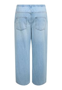 Φωτεινό γαλάζιο τζιν παντελόνι με ελαστική ζώνη μέσης, ευθείες φαρδιές πλευρές και δύο πλαϊνές τσέπες στο πίσω μέρος, εμφανιζόμενο από πίσω σε λευκό φόντο.