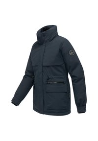 Donkerblauwe waterdichte jas met een hoge kraag, twee voorzakken, een ritszak op de borst en een logopatch op de mouw.