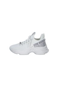 Zapatilla blanca con un upper de malla texturizada, cordones en la parte delantera y una marca prominente en el lateral. Suela gruesa con forma redondeada.