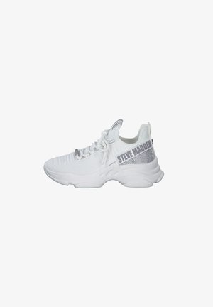 Tenis brancos com um cabedal em malha texturizada, atilho frontal e uma marcação proeminente na lateral. Sola grossa com uma forma arredondada.