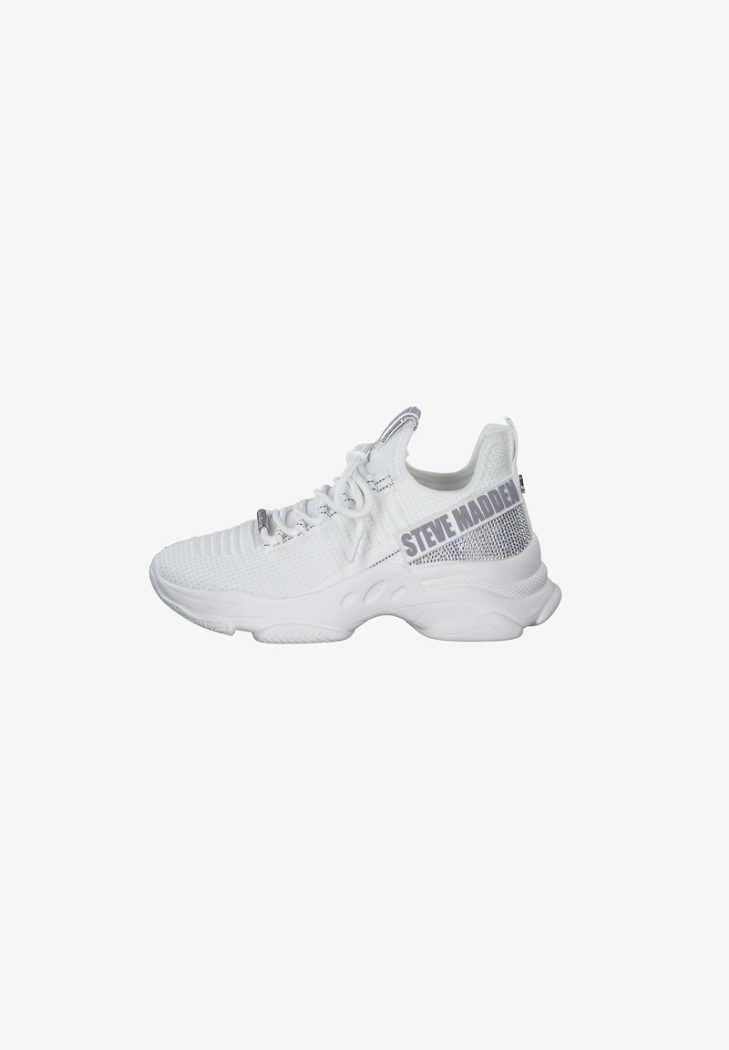 Zapatilla blanca con un upper de malla texturizada, cordones en la parte delantera y una marca prominente en el lateral. Suela gruesa con forma redondeada.