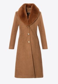 Brązowy wełniany płaszcz z dużym kołnierzem z sztucznego futra, jednorzędowy fason, trzy przednie guziki i dwie boczne kieszenie. Elegancki, dopasowany krój.
