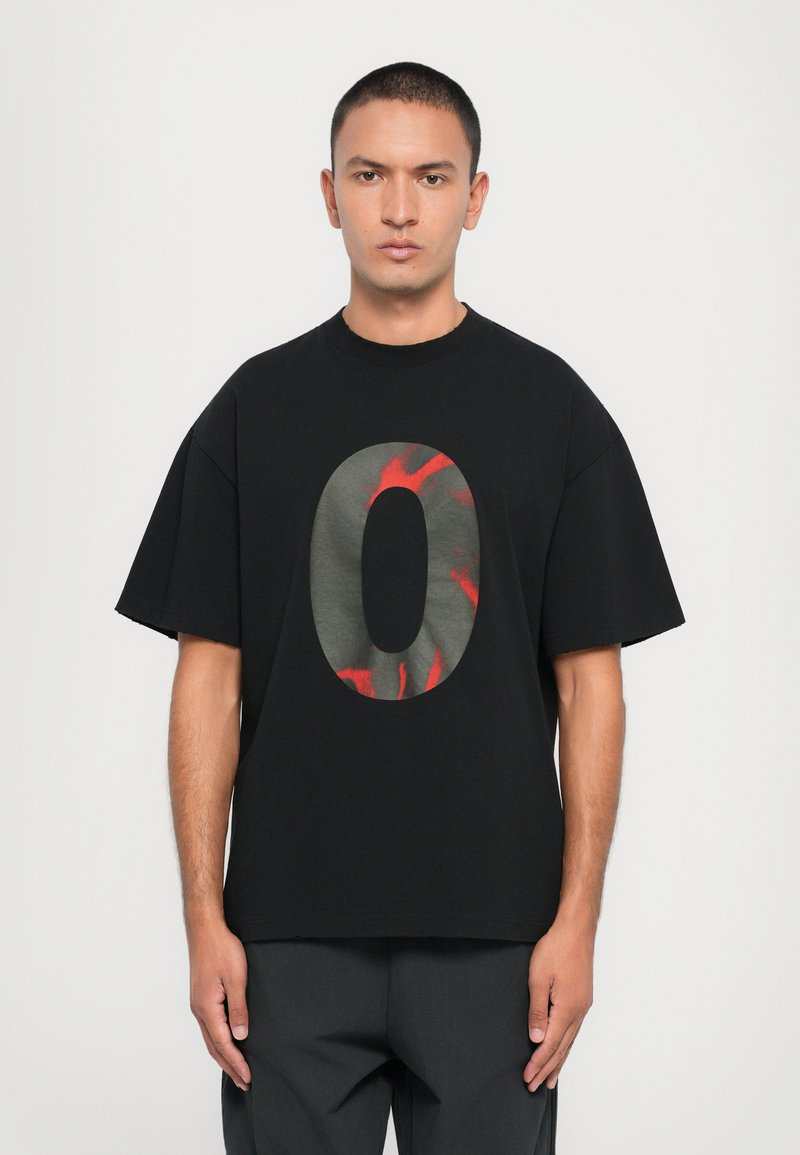 Schwarzes Baumwoll-T-Shirt mit kurzen Ärmeln, das ein großes grafisches "0" in grünen und roten Farbtönen zeigt und ein kreisförmiges Designelement präsentiert.