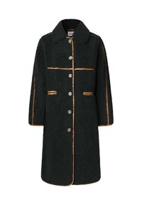 Cappotto in pelliccia sintetica nera con colletto, bottoni frontali e bordature arancioni lungo le cuciture e le tasche, caratterizzato da una silhouette dritta e maniche lunghe.