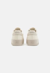Calvin Klein Jeans FLATFORM LACEUP - Sneakers basse - creamy white/eggshell