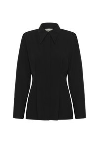 Blouse noire avec un col pointu, manches longues et coupe ajustée. Présente des plis subtils à l'avant pour une meilleure forme. Texture lisse.