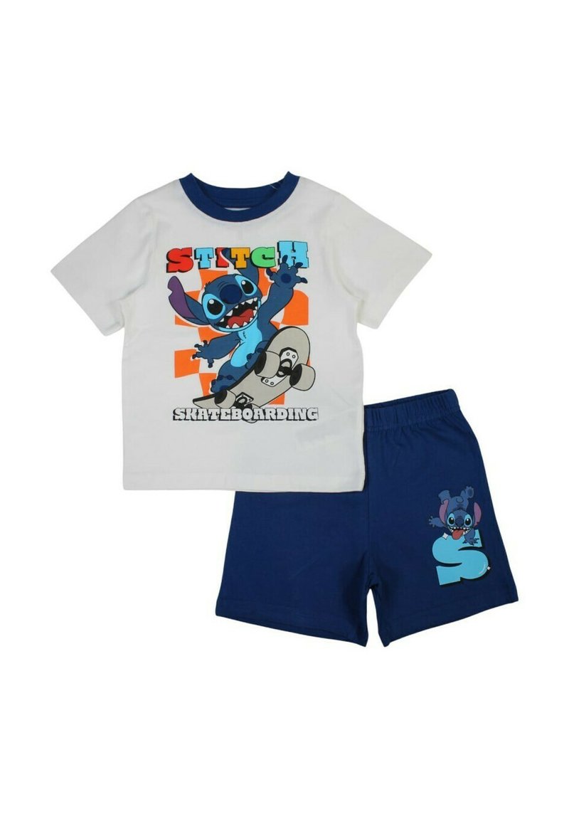 T-shirt blanc en coton avec des bordures bleues, présentant un graphique du personnage Stitch. Associé à un short marine avec un petit design de Stitch sur la poche.