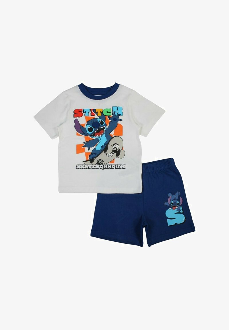 T-shirt blanc en coton avec des bordures bleues, présentant un graphique du personnage Stitch. Associé à un short marine avec un petit design de Stitch sur la poche.