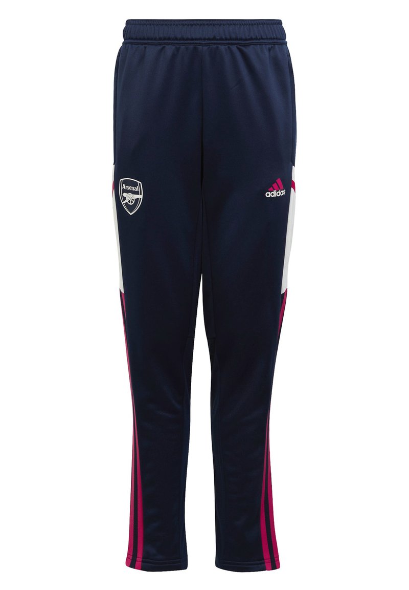 Pantalones deportivos azul marino con franjas laterales blancas y rosas, logo de Adidas en la cadera, logo del Arsenal en el muslo, cinturilla elástica, textura suave.