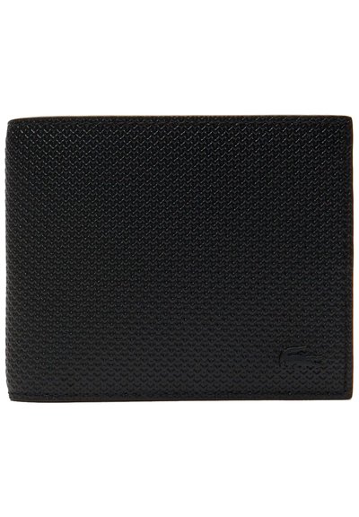 Portefeuille noir en matériau texturé, avec un motif subtil, une forme mince et un logo embossé. Coutures robustes le long des bords.