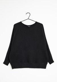Pull noir en maille côtelée avec un col rond et des manches longues et larges. Présente une texture unie et une coupe ample et décontractée. Suspendu à un crochet.