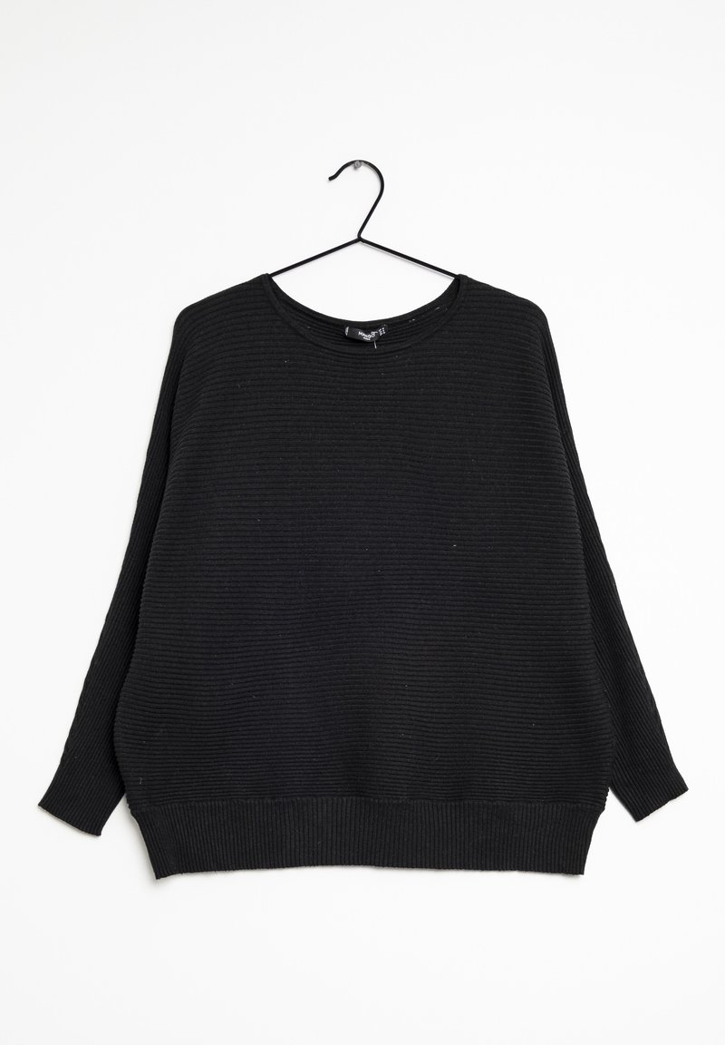 Pull noir en maille côtelée avec un col rond et des manches longues et larges. Présente une texture unie et une coupe ample et décontractée. Suspendu à un crochet.