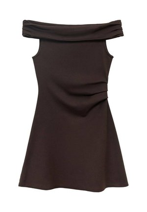 Robe marron décolletée, avec un corsage ajusté, en tissu doux, et des détails froncés à la taille, s'évasant en une jupe style patineuse.