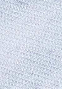 Tela texturizada de color azul claro con un patrón de gofre, que presenta un diseño en cuadrícula que resalta la estructura del tejido y la superficie lisa.