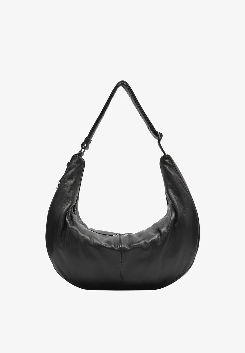 Zwarte leren hobo tas met een slungelige design, gebogen vorm en een enkele verstelbare schouderband. Voorzien van een ritssluiting en een gladde textuur.