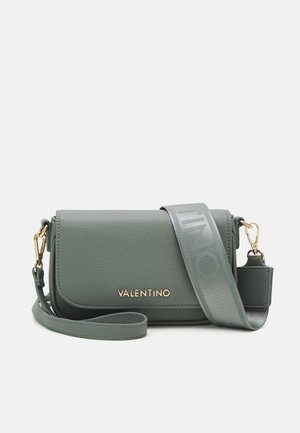 Sac bandoulière en cuir gris Valentino avec logo doré et large sangle d'épaule réglable avec texte de la marque.
