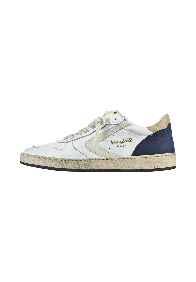 Sneaker bianca in pelle con accenti grigi, tacco beige e suola in gomma nera. Presenta una superficie testurizzata e cuciture decorative. Dettaglio del logo dorato.