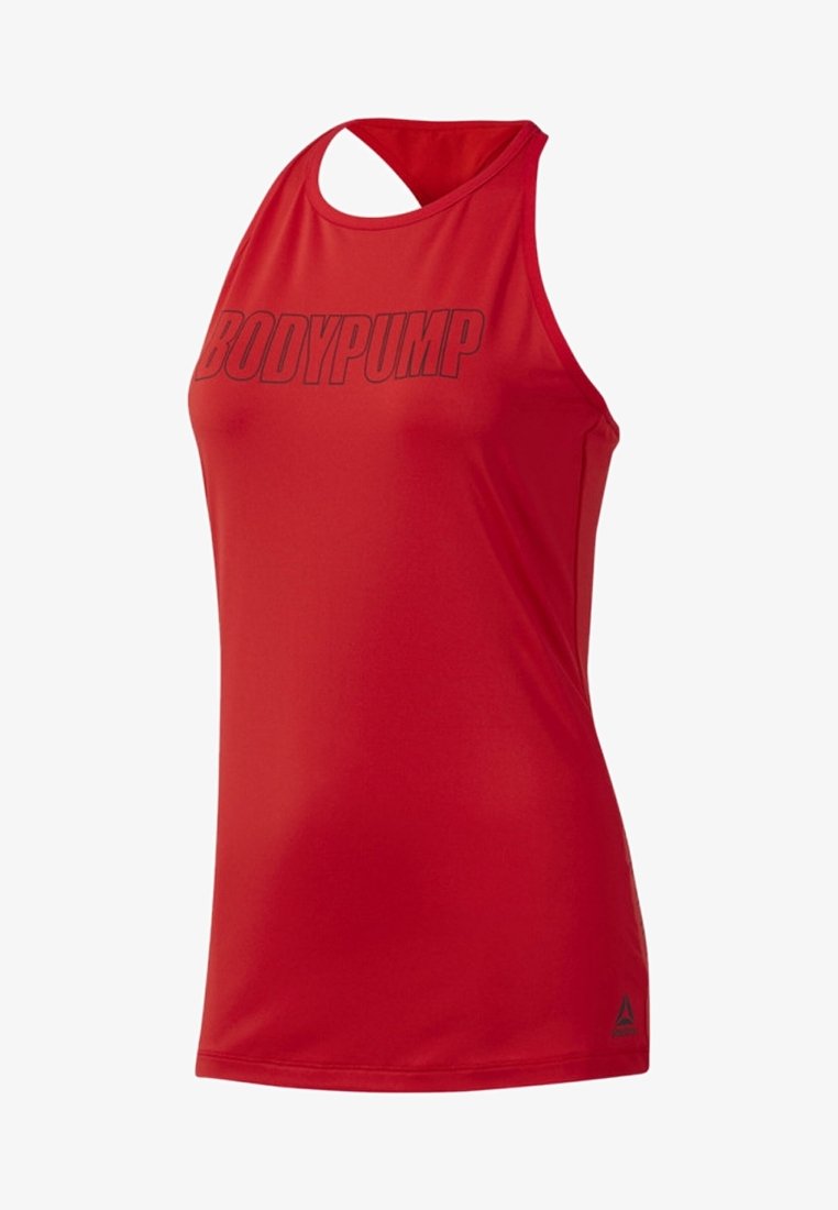 Červený bezrukávový sportovní top vyrobený z hladké látky, s kulatým výstřihem a grafickým nápisem "BODYPUMP" v tučných černých písmenech.