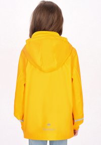 Geltonas vandeniui atsparus lietpaltis su gobtuvu, turintis atspindinčias juosteles ir lygų paviršių. Sukurtas su laisvu pritaikymu ir kreivai supjaustytu apvadu.