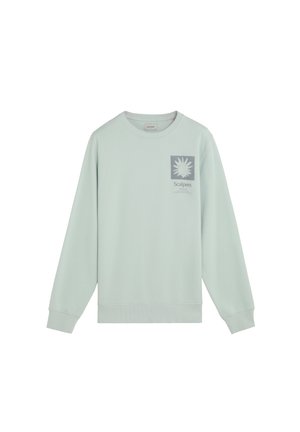 Sudadera de cuello redondo de color verde claro con mangas largas y un pequeño logo cuadrado gris que muestra una flor y texto en el lado izquierdo del pecho.
