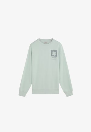 Sudadera de cuello redondo de color verde claro con mangas largas y un pequeño logo cuadrado gris que muestra una flor y texto en el lado izquierdo del pecho.