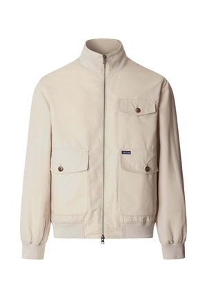 Chaqueta beige claro con cremallera, cuello alto, dos grandes bolsillos con solapa y botones en la cintura, y un bolsillo con solapa en el pecho.