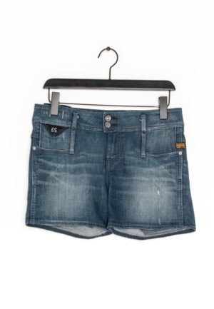 Shorts en denim, de bleu clair à moyen, avec une texture délavée. Comprend deux poches avant, deux poches arrière et une fermeture à bouton avec une étiquette logo.