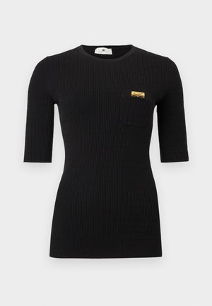 Μαύρο ριμπ κοντομάνικο μπλουζάκι με στρογγυλή λαιμόκοψη και τσέπη στο αριστερό στήθος με λεπτομέρεια σε χρυσό χρώμα. Απαλή υφή σε όλη την επιφάνεια.