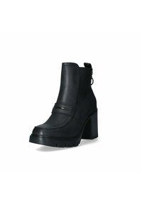 Stivale alla caviglia nero in materiale sintetico liscio, con punta tonda, tacco spesso e cinturino decorativo. Caratterizzato da una cerniera laterale per una facile vestibilità.