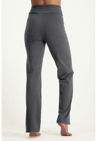 Graue Yoga-Hosen aus weichem Material, mit einem breiten Bund, geraden Beinen und einer glatten Textur. Einfaches Design ohne Verzierungen.