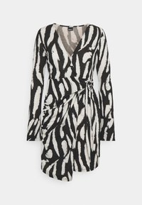 Černobílé wrap šaty se zebřími pruhy, dlouhými rukávy, véčkovým výstřihem a detailem uzlu na boku v pase. Měkká textura.