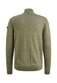 Grøn, strikket sweater med høj krave og ribbede manchetter. Har en knapdetalje ved halsen og en teksturel blanding i stoffet.