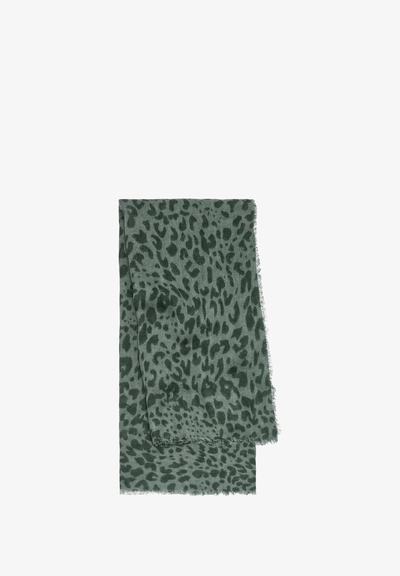 Zielona chusta w panterkę wykona z miękkiego materiału, z frędzlami na krawędzi. Posiada ciemne plamy w różnych rozmiarach na teksturowanym tle.