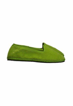 Paire d'espadrilles en daim vert vif avec semelles cousues, style à enfiler et design à bout rond sur fond blanc.