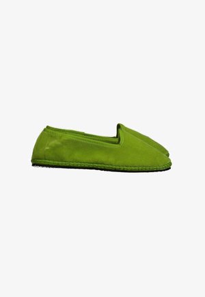Coppia di espadrillas in camoscio verde brillante con suole cucite, stile senza lacci e design con punta arrotondata su sfondo bianco.