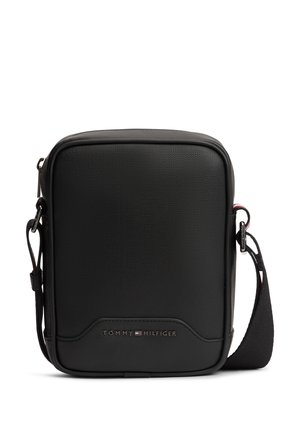 Zwarte rechthoekige crossbodytas met gestructureerde voorkant, klein Tommy Hilfiger-logo en verstelbare schouderriem.