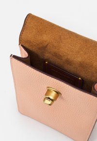 COACH LIV PHONE CROSSBODY - Mala a tiracolo - faded blush