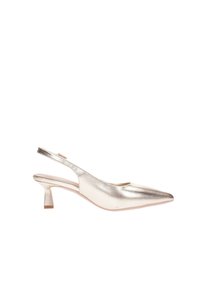 Scarpa slingback in oro metallico con punta affilata, tacco basso a blocco e design elegante; texture liscia con una semplice chiusura a cintura.