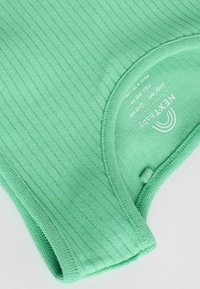 Lysegrøn, ribbet stof baby bodystocking med rund halsudskæring og knapdetalje. Mærkeetiketten "Next Baby" kan ses indeni kraven.