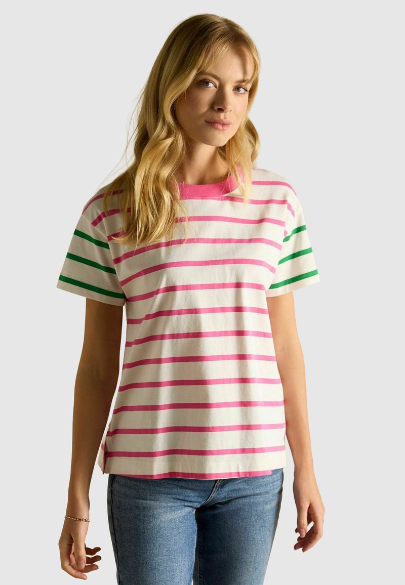 Ribaga puuvillane t-särk, millel on kreemivalge taustal horisontaalsed roosa ja rohelise triibud, roosa ümar kaelus ja lühikesed varrukad.