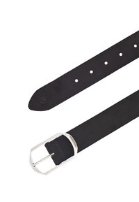Zwarte leren riem met een zilveren achthoekige gesp, voorzien van gaten voor aanpassing, een gladde textuur en een ronde punt.