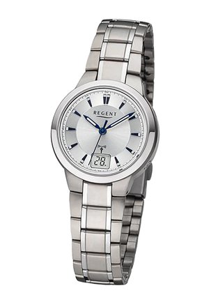 Montre-bracelet en métal argenté avec aiguilles analogiques bleues, index horaires noirs et affichage numérique de la date indiquant "28" à la position 6 heures.